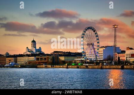 Helsinki cityline und South Harbour von der Fähre aus gesehen bei Sonnenuntergang. Kauppatori und Kathedrale von Helsinki (links) und SkyWheel (rechts). 30. Oktober 2019. Stockfoto