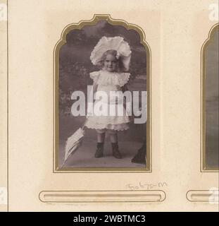 Porträt eines Mädchens in weißem Kleid mit großem weißen Hut, Schirm und Handschuhen, E. v.d. Kerkhoff, 1902 - 1908 Foto. Visitenkarte dieses Foto ist Teil eines Albums. Niederlande Pappe. Fotografisches Unterstützungsmädchen (Kind zwischen Kleinkind und Jugend). Regenschirm Stockfoto
