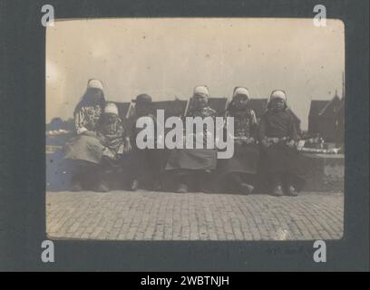 Gruppenporträt von sechs Kindern von Marken in traditioneller Tracht, ca. 1902 - ca. 1906 Fotografie Teil eines Reisealbums einer niederländischen Familie mit Sehenswürdigkeiten in Europa, Ägypten und New York. Die geschliffene Pappe. Papier. Fotografische Unterstützung Gelatine-Silberdruckkind. Volkstracht, regionale Tracht Stockfoto