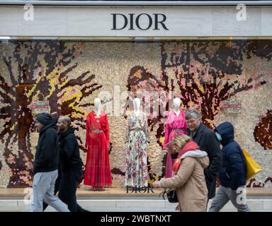 New Bond Street, London, Großbritannien. Januar 2024. Grauer Wintertag nach Weihnachten in Londons modischer New Bond Street mit farbenfroher Schaufensterpräsentation im Dior Store. Quelle: Malcolm Park/Alamy Live News Stockfoto