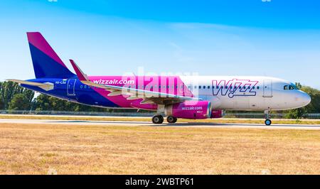 Boryspil, Ukraine - 10. September 2019: Flugzeug Airbus A320 (HA-LSA) von Wizzair auf dem Flughafen Boryspil Stockfoto