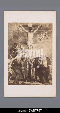 Fotoproduktion eines Abdrucks von Christus am Kreuz zu dem Gemälde von Van Dyck, Anonym, nach Anthony Van Dyck, 1855 - 1885 Fotografie. Visitenkartenpapier. Pappalbumendruck gekreuzigter Christus mit Maria, Johannes und Maria Magdalena. Zuschauer am Fuße des Kreuzes, unter denen Maria, Maria Magdalena und Johannes der Evangelist sind; Maria kann im Sturz gezeigt werden Stockfoto