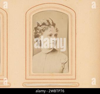 Porträt von Elise Hwasser, Anonym, 1855 - 1890 Fotografie. Visitenkarte dieses Foto ist Teil eines Albums. Unterstützung für Fotos. Pappalbumen drucken historische Personen. Erwachsene Frau. Porträt des Schauspielers, der Schauspielerin Stockfoto