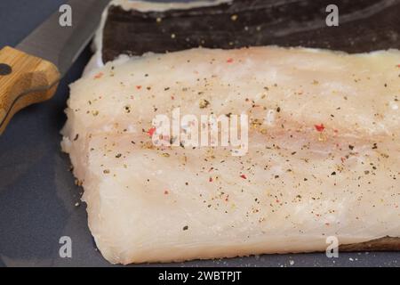 Rohe Kongeraalfilet, Nahaufnahme, auf einem Teller Stockfoto