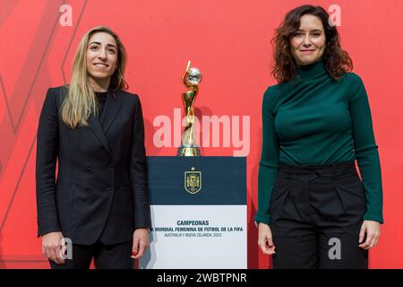 Madrid, Madrid, Spanien. Januar 2024. OLGA CARMONA, Nationalspielerin der Frauen der spanischen Fußballnationalmannschaft und Verteidigerin des Fußballclubs Real Madrid, posiert zusammen mit ISABEL DIAZ AYUSO, Präsidentin der Gemeinschaft Madrid, neben der Trophäe der Frauen-Weltmeisterschaft 2023. Der Trophäen der Frauen-Weltmeisterschaft 2023 und der UEFA Nations League 2022/23 für Männer in der Real Casa de Correos in Madrid, die bis nächsten Donnerstag, den 18. Januar, der Öffentlichkeit gezeigt werden wird. (Kreditbild: © Luis Soto/ZUMA Press Wire) NUR REDAKTIONELLE VERWENDUNG! Nicht für Comme Stockfoto