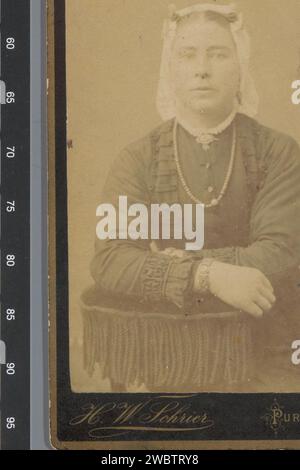 Porträt einer unbekannten Frau, H. W. Schrier, 1854 - 1885 Fotografie. Besuchen Sie die Karte Purmerend Pappe. Papieralbumenabdruck Erwachsene Frau. Anonyme historische Person porträtierte Purmerend Stockfoto