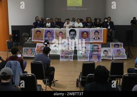 Mexiko-Stadt, Mexiko. Januar 2024. Der Direktor des Miguel Agustin Pro Center for Human Rights, Santiago Aguirre, mit den Eltern der 43 normalista e Ayotzinapa bei der Pressekonferenz im Miguel Agustin Pro Center for Human Rights in Ciudad de Mexico. Am 11. Januar 2024 in Mexiko-Stadt, Mexiko (Credit Image: © Luis Barron/eyepix via ZUMA Press Wire) NUR REDAKTIONELLE VERWENDUNG! Nicht für kommerzielle ZWECKE! Stockfoto