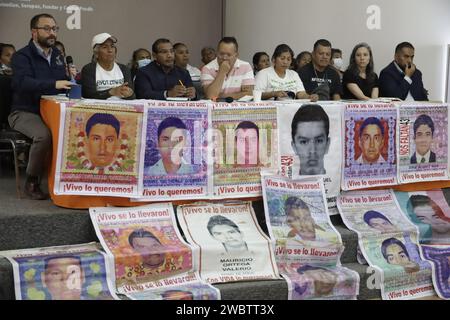 Mexiko-Stadt, Mexiko. Januar 2024. Joaquina Garcia, Mario Gonzalez und Rechtsanwalt Vidulfo Rosales, Mitglieder des Elternkomitees der 43 Normalistas bei der Pressekonferenz im Miguel AgustÃ-n Pro Center for Human Rights in Mexiko-Stadt. Am 11. Januar 2024 in Mexiko-Stadt, Mexiko (Credit Image: © Luis Barron/eyepix via ZUMA Press Wire) NUR REDAKTIONELLE VERWENDUNG! Nicht für kommerzielle ZWECKE! Stockfoto