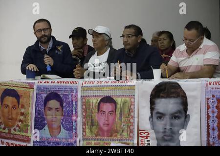 Mexiko-Stadt, Mexiko. Januar 2024. Der Direktor des Miguel Agustin Pro Center for Human Rights, Santiago Aguirre, mit den Eltern der 43 normalista e Ayotzinapa bei der Pressekonferenz im Miguel Agustin Pro Center for Human Rights in Ciudad de Mexico. Am 11. Januar 2024 in Mexiko-Stadt, Mexiko (Credit Image: © Luis Barron/eyepix via ZUMA Press Wire) NUR REDAKTIONELLE VERWENDUNG! Nicht für kommerzielle ZWECKE! Stockfoto