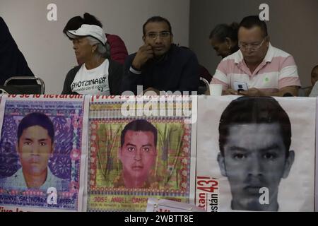Mexiko-Stadt, Mexiko. Januar 2024. Joaquina Garcia, Mario Gonzalez und Rechtsanwalt Vidulfo Rosales, Mitglieder des Elternkomitees der 43 Normalistas bei der Pressekonferenz im Miguel AgustÃ-n Pro Center for Human Rights in Mexiko-Stadt. Am 11. Januar 2024 in Mexiko-Stadt, Mexiko (Credit Image: © Luis Barron/eyepix via ZUMA Press Wire) NUR REDAKTIONELLE VERWENDUNG! Nicht für kommerzielle ZWECKE! Stockfoto