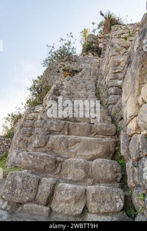 Steintreppen auf dem Pfad/Pfad, der zum Gipfel des Huayna Picchu-Berges bei Machu Picchu in Peru führt Stockfoto