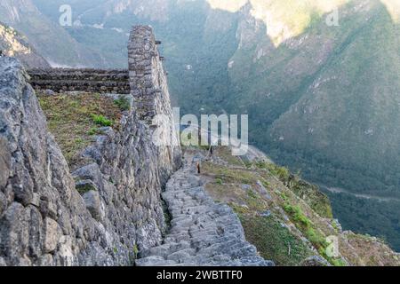 Steintreppen auf dem Pfad/Pfad, der zum Gipfel des Huayna Picchu-Berges bei Machu Picchu in Peru führt Stockfoto