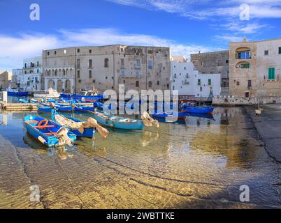 Alter Hafen von Monopoli in Apulien, Süditalien: Blick auf die Altstadt mit Angel- und Ruderbooten. Stockfoto