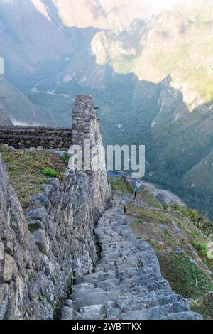 Steintreppen auf dem Pfad/Pfad, der zum Gipfel des Huayna Picchu-Berges bei Machu Picchu in Peru führt Stockfoto