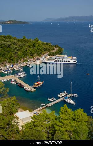 Mit Blick auf die Autofähre am Hafen Spilia unterhalb von Spartochori auf der Insel Meganisi Stockfoto