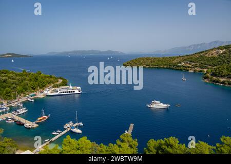 Mit Blick auf die Autofähre am Hafen Spilia unterhalb von Spartochori auf der Insel Meganisi Stockfoto