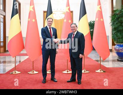 Peking, China. Januar 2024. Der chinesische Premierminister Li Qiang hält am 12. Januar 2024 Gespräche mit dem belgischen Premierminister Alexander de Croo in der Großen Halle des Volkes in Peking, der Hauptstadt Chinas. Quelle: Yan Yan/Xinhua/Alamy Live News Stockfoto