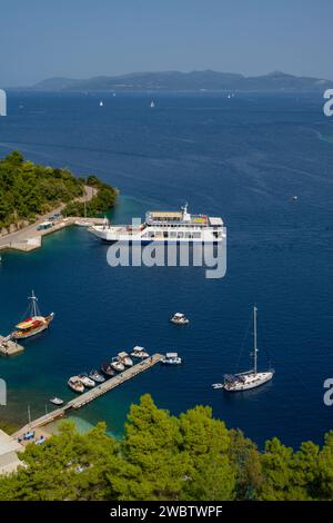 Mit Blick auf die Autofähre am Hafen Spilia unterhalb von Spartochori auf der Insel Meganisi Stockfoto