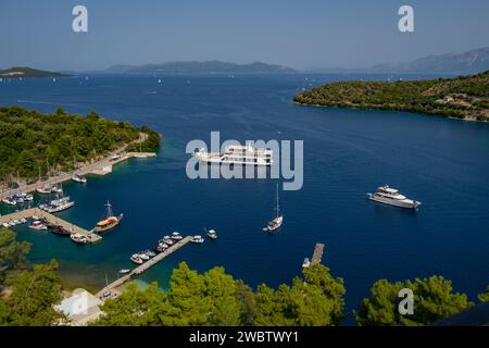 Mit Blick auf die Autofähre am Hafen Spilia unterhalb von Spartochori auf der Insel Meganisi Stockfoto