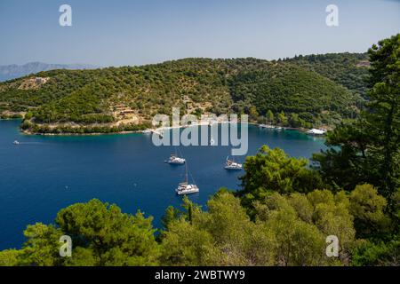 Mit Blick auf die Autofähre am Hafen Spilia unterhalb von Spartochori auf der Insel Meganisi Stockfoto