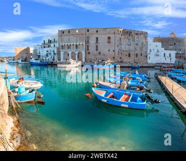 Alter Hafen von Monopoli in Apulien, Süditalien: Blick auf die Altstadt mit Angel- und Ruderbooten. Stockfoto