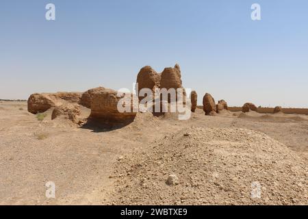 Fotos einer verlassenen persischen Karawanserei, Lehmziegelmauern, Texturen und Wüstenlandschaft – historische und architektonische Überreste. Stockfoto