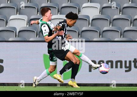 Parramatta, Australien. Januar 2024. Kealey Adamson (R) von der Mannschaft Macarthur FC und Matthew Grimaldi (L) von der Mannschaft Western United FC, die während der A-League Men's 2023/24 Saison im Unite Round Spiel zwischen Macarthur FC und Western United FC im CommBank Stadium in Aktion waren. Endstand: Macarthur FC 3:3 Western United FC. Quelle: SOPA Images Limited/Alamy Live News Stockfoto