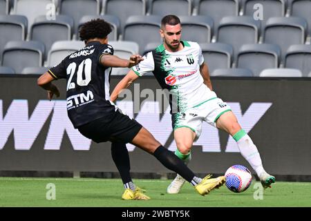 Parramatta, Australien. Januar 2024. Kealey Adamson (L) von der Mannschaft Macarthur FC und Benjamin Garuccio (R) von der Mannschaft Western United FC, die während der A-League Männer Saison 2023/24 in der Unite Round zwischen Macarthur FC und Western United FC im CommBank Stadium in Aktion waren. Endstand: Macarthur FC 3:3 Western United FC. Quelle: SOPA Images Limited/Alamy Live News Stockfoto