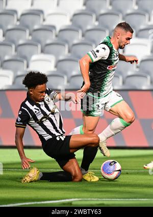 Parramatta, Australien. Januar 2024. Kealey Adamson (L) von der Mannschaft Macarthur FC und Benjamin Garuccio (R) von der Mannschaft Western United FC, die während der A-League Männer Saison 2023/24 in der Unite Round zwischen Macarthur FC und Western United FC im CommBank Stadium in Aktion waren. Endstand: Macarthur FC 3:3 Western United FC. Quelle: SOPA Images Limited/Alamy Live News Stockfoto