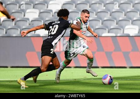 Parramatta, Australien. Januar 2024. Kealey Adamson (L) von der Mannschaft Macarthur FC und Benjamin Garuccio (R) von der Mannschaft Western United FC, die während der A-League Männer Saison 2023/24 in der Unite Round zwischen Macarthur FC und Western United FC im CommBank Stadium in Aktion waren. Endstand: Macarthur FC 3:3 Western United FC. Quelle: SOPA Images Limited/Alamy Live News Stockfoto