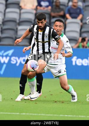 Parramatta, Australien. Januar 2024. Ali Auglah (vorne) aus der Mannschaft Macarthur FC und Tomoki Imai (hinten) aus der Mannschaft Western United FC wurden während der A-League Männer Saison 2023/24 in der Unite Round zwischen Macarthur FC und Western United FC im CommBank Stadium gezeigt. Endstand: Macarthur FC 3:3 Western United FC. Quelle: SOPA Images Limited/Alamy Live News Stockfoto