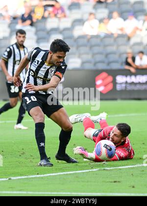 Parramatta, Australien. Januar 2024. Ulises Alejandro Dávila Plascencia (L) von der Mannschaft Macarthur FC und Thomas Heward-Belle (R) von der Mannschaft Western United FC, die während der A-League Männer Saison 2023/24 in der Unite Round zwischen Macarthur FC und Western United FC im CommBank Stadium in Aktion waren. Endstand: Macarthur FC 3:3 Western United FC. Quelle: SOPA Images Limited/Alamy Live News Stockfoto