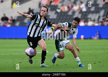 Parramatta, Australien. Januar 2024. Jake Hollman (L) von der Mannschaft Macarthur FC und Rhys Bozinovski (R) von der Mannschaft Western United FC, die während der A-League Männer Saison 2023/24 im Unite Round Spiel zwischen Macarthur FC und Western United FC im CommBank Stadium in Aktion waren. Endstand: Macarthur FC 3:3 Western United FC. Quelle: SOPA Images Limited/Alamy Live News Stockfoto