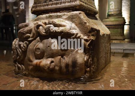 Istanbul, Türkei – 8. Dezember 2023: Medusenkopf in der Zisterne der Basilika. Kopf wurde aus einem antiken Gebäude der spätrömischen Zeit recycelt Stockfoto