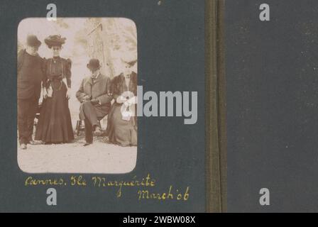 Porträt zweier Paare auf Île Sainte-Marguerite bei Cannes, 1906 Fotografie Teil eines Reisealbums einer niederländischen Familie mit Sehenswürdigkeiten in Europa, Ägypten und New York. Karton der Insel Sainte-Marguerite. Papier. Fotografische Heirat, verheiratetes Paar, "Matrimonium" Cannes. Insel Sainte-Marguerite Stockfoto