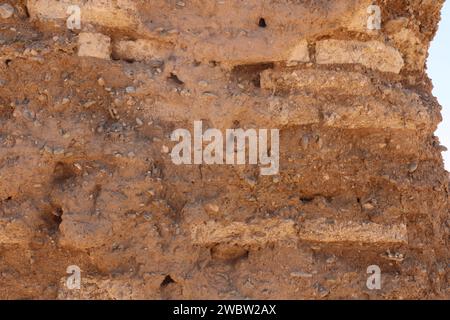 Fotos einer verlassenen persischen Karawanserei, Lehmziegelmauern, Texturen und Wüstenlandschaft – historische und architektonische Überreste. Stockfoto