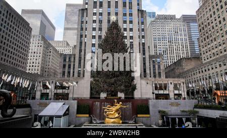 NEW YORK CITY, NEW YORK, USA – 10. JANUAR 2024: Weihnachtsbaum im Rockefeller Center mit Gebäuden in der Nähe Stockfoto