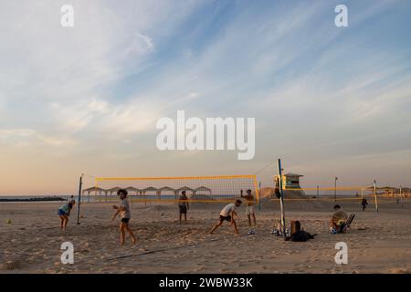 Haifa, Israel - am 10. Januar 2024 spielen Männer Volleyball am Dado Beach Stockfoto