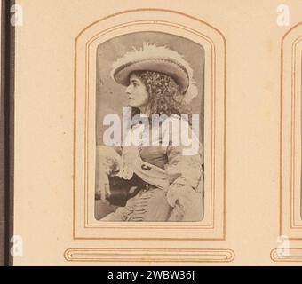 Porträt von Elise Hwasser, sitzend mit Hut, anonym, 1855 - 1890 Foto. Visitenkarte dieses Foto ist Teil eines Albums. Unterstützung für Fotos. Pappalbumen drucken historische Personen. Porträt des Schauspielers, der Schauspielerin. Sitzende Figur - AA - weibliche menschliche Figur. Kopfschutz: Hut Stockfoto