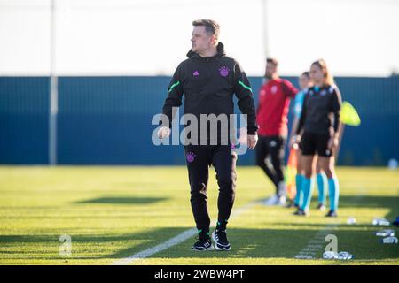 ALEXANDER STRAUS Cheftrainer des FC Bayern München während des Spiels FC Bayern München gegen Granada CF, Winter-Freundschaftsspiel der Frauen, Pinatar Arena Football Center, San Pedro del Pinatar, Region Murcia, Spanien, 12. Januar 2024, Stockfoto