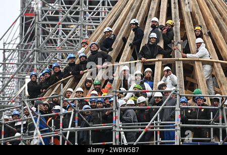 Frankreich. Januar 2024. © PHOTOPQR/LE COURRIER DE L'OUEST/JOSSELIN CLAIR ; ; 12/01/2024 ; PARIS, 12/01/2024, A l'event de la fin du chantier de la charpente de Notre-Dame de Paris par les Ateliers Perrault situes dans le Maine-et-Loire, un bouquet de fleurs a ete pose sur le sommet de l'abside de la charpente de Notre-Dame de Paris. (Josselin Clair/Le Courrier de l’Ouest) Kathedrale Notre-Dame de Paris am 12. Januar 2023 während des Wiederaufbaus nach dem Brand, der die Kathedrale 2019 zerstörte. *** Lokaler Titel *** Credit: MAXPPP/Alamy Live News Stockfoto