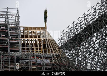 Frankreich. Januar 2024. © PHOTOPQR/LE COURRIER DE L'OUEST/JOSSELIN CLAIR ; ; 12/01/2024 ; PARIS, 12/01/2024, A l'event de la fin du chantier de la charpente de Notre-Dame de Paris par les Ateliers Perrault situes dans le Maine-et-Loire, un bouquet de fleurs a ete pose sur le sommet de l'abside de la charpente de Notre-Dame de Paris. (Josselin Clair/Le Courrier de l’Ouest) Kathedrale Notre-Dame de Paris am 12. Januar 2023 während des Wiederaufbaus nach dem Brand, der die Kathedrale 2019 zerstörte. *** Lokaler Titel *** Credit: MAXPPP/Alamy Live News Stockfoto