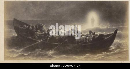 Fotoproduktion von (vermutlich) einem Druck von Aposteln, die Christus über das Wasser gehen sehen, ca. 1850 - ca. 1870 Fotografie Teil des Albums mit Fotos von Sehenswürdigkeiten und Landschaften in England und der Kunst. Englische Zeitung. Fotografischer Trägeralbumendruck Geschichte von Christus auf dem Wasser, 'Navicella' (Matthäus 14:22-33; Markus 6:45-52; Johannes 6:15-21) mehr aus Tiberias Stockfoto