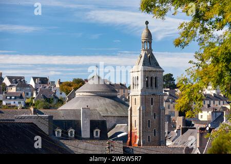 Aus der Vogelperspektive die Abtei Sainte-Croix, eine ehemalige Benediktinerabtei in der Stadt Quimperlé, im französischen Departement Finistere in der Bretagne Stockfoto