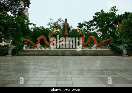 Statue von Ly Thai, umgeben von zwei Drachen in Hanoi, Vietnam. Er war Annams erster Kaiser und der Gründer der späteren Lý-Dynastie; er regierte von nun an Stockfoto