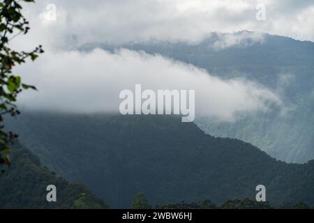 Schichten von Nebel und Sonnenlicht bedecken die grünen Bergrücken von Maui und schaffen eine ätherische bergkulisse, die fasziniert und inspiriert. Stockfoto