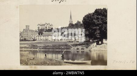 Blick auf Ross-on-Wye mit einem Ruderboot auf dem Fluss, Anonym, ca. 1860 - ca. 1870 Foto Teil des englischen Familienalbums mit Fotos von Menschen, Reisen, Cricket und Kunstwerken. Ross-on-Wye-Papier. Fotografische Unterstützung Albumendruck Fluss. Ruderboot, Kanu usw. Aussicht auf die Stadt, Stadtpanorama, Silhouette der Stadt Ross-on-Wye Stockfoto