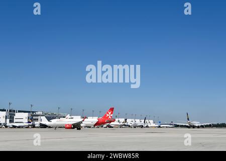 Air Malta, airbus, a320, NEO, Lufthansa, Singapore Airlines, united, Air china, Line-Up, Terminal 2, Flughafen München, Flughafen München, Bayern, Deutschland Stockfoto