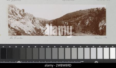 Mit Blick auf die Sioule im Auvergene, 1904 Foto Teil des Fotoalbums eines französischen Amateurfotografen mit Aufnahmen von Reisen in Frankreich, Spanien, Belgien, Luxemburg und den Niederlanden, die ersten Autos und Autorennen. Auvergne-Papier. Fotografische Unterstützung Fluss (+ Landschaft mit Figuren, Personal) Auvergne Stockfoto
