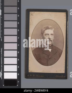 Porträt eines unbekannten Mannes, August Ferdinand Heinrich Harms, 1885 - 1891 Fotografie. Besuchen Sie die Karte Haarlem Paper. Pappalbumen drucken historische Personen. Erwachsener Mann Stockfoto